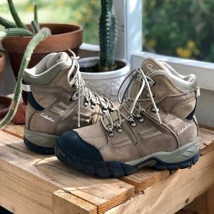 Cabela’s women’s hiking boots size 7